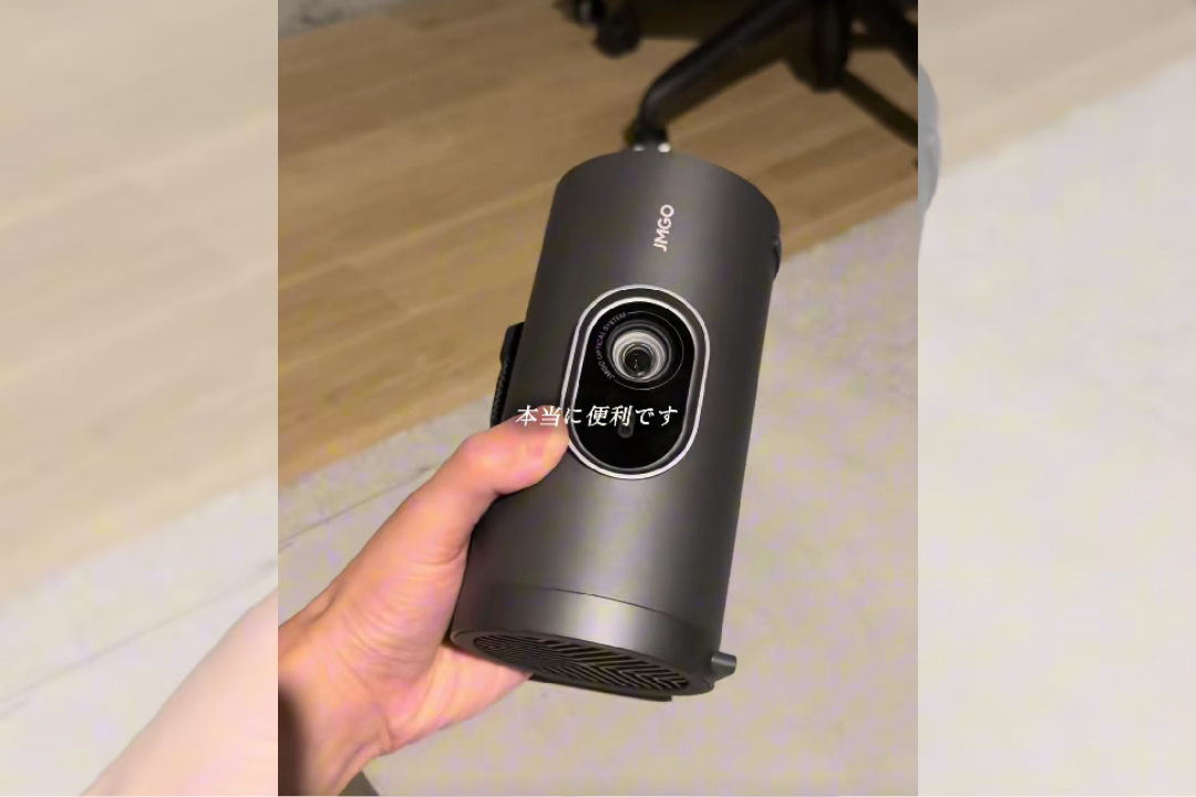 ペットボトルよりも小さい超コンパクトなプロジェクターを紹介します。