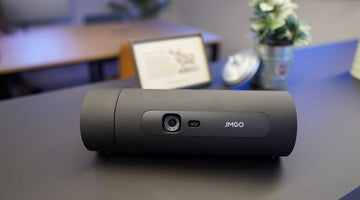 【レビュー】JMGO PicoFlix 回転できるボトル型モバイルプロジェクターを使ってみた！天井投影が楽すぎる！