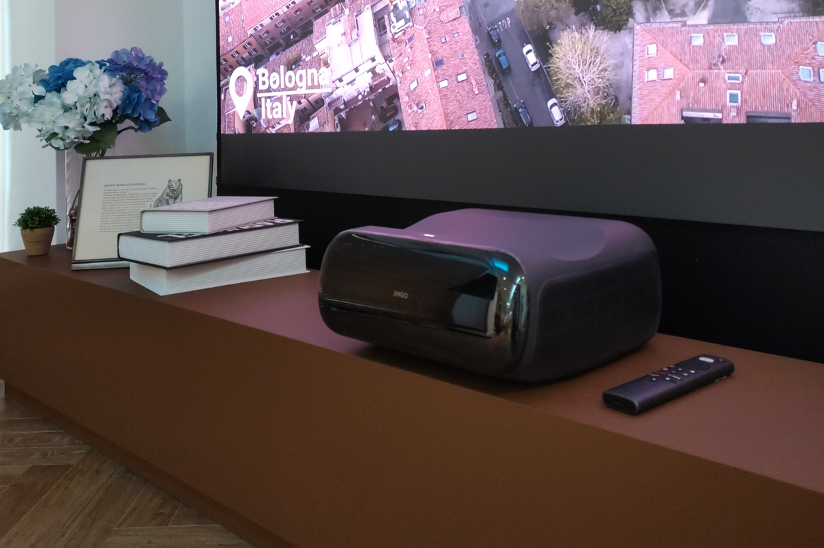 昼でも夜でも、映画館の感動を"15cmの距離"で― O2S Ultra 4K が描く新しい日常 ―